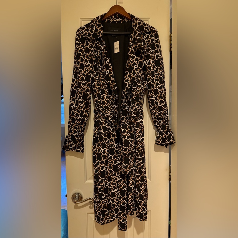 Ann Taylor Black and White Patterned Long Sleeve lightweight trench coat.